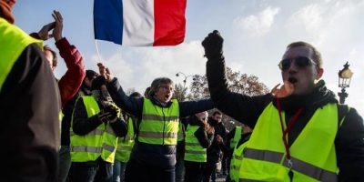Si registrano già scontri a Parigi fra gilet gi...