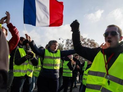 Si registrano già scontri a Parigi fra gilet gialli e la Crs