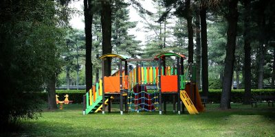 Dai rifiuti in plastica prendono forma i giochi...