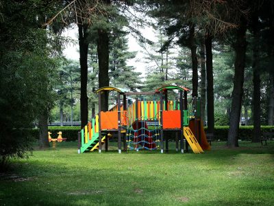 Dai rifiuti in plastica prendono forma i giochi per i bambini