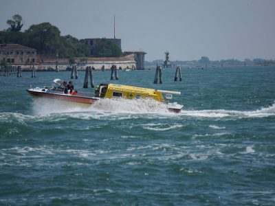 Muore un uomo nello scontro fra il barchino e un palo