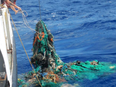 I pescatori di Anzio si uniscono per raccogliere la plastica in mare