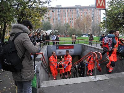 Milano: brusca frenata del metrò causa feriti e contusi