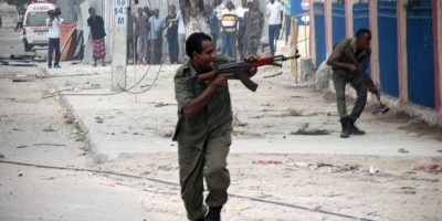 Autobomba e intense sparatorie vicino a Mogadiscio