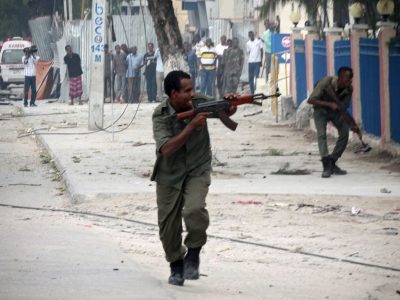 Autobomba e intense sparatorie vicino a Mogadiscio