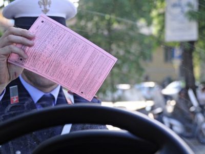 Multe alle auto: senza un’effettiva notifica l’atto è contestabile