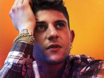 Il rapper Rkomi debutta in cima alla classifica italiana