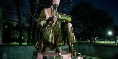 A Milano le “donne” imbrattano la s...