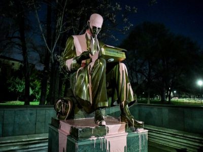 A Milano le “donne” imbrattano la statua di Indro Montanelli