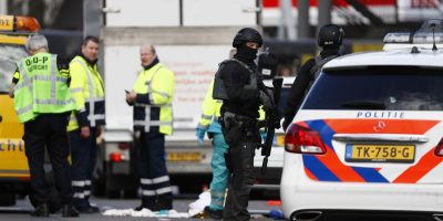 In Olanda, sale sul tram e spara: tre morti e 5...