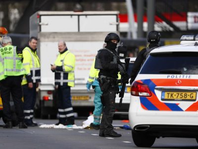 In Olanda, sale sul tram e spara: tre morti e 5 feriti