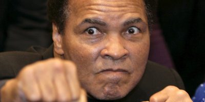 Cassius Clay in cento scatti tra pugni e vita p...