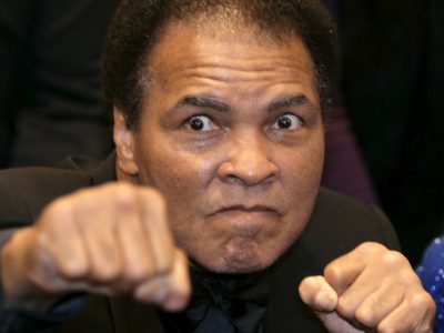 Cassius Clay in cento scatti tra pugni e vita privata