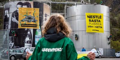 Greenpeace davanti alla fabbrica Nestlé con un ...
