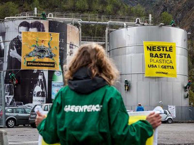 Greenpeace davanti alla fabbrica Nestlé con un mostro di plastica