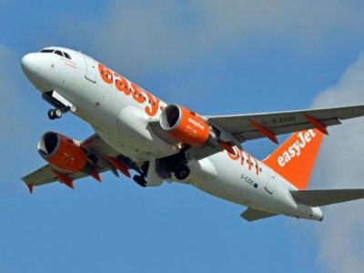 Tenta di aprire il portellone dell’areo in volo: bloccato