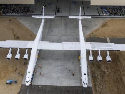 L’aereo più grande al mondo vola nei cieli californiani