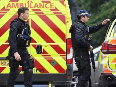 Accoltella 4 persone per strada: è caccia all’uomo a Londra