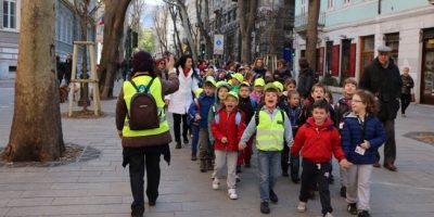 Camminare fa bene al corpo e alla mente: l̵...