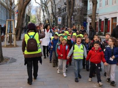 Camminare fa bene al corpo e alla mente: l’esempio delle scuole