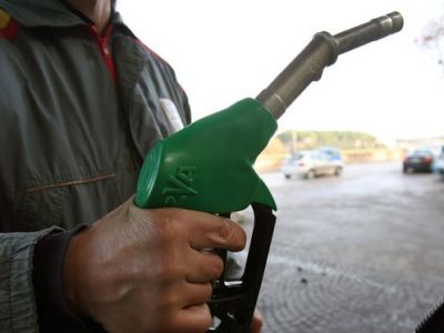 Benzina alle stelle, anche più di 2 euro al litro in autostrada