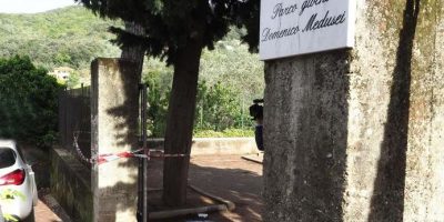 Cede il cancello del parco giochi, bimba muore ...