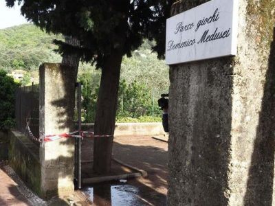 Cede il cancello del parco giochi, bimba muore schiacciata