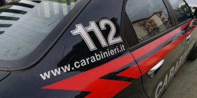 Trovata morta con ferite da coltellate: omicidi...