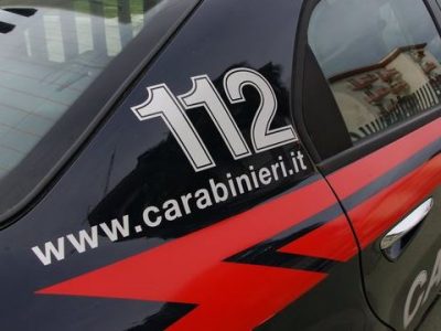 Trovata morta con ferite da coltellate: omicidio o suicidio?