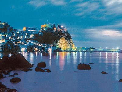 La piccola Venezia del Sud, Chianalea, ammira dagli scogli il mare