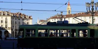 Video: viaggia sui binari del tram in bici e ag...