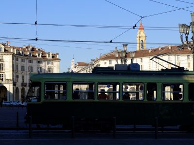 Video: viaggia sui binari del tram in bici e aggredisce il conducente