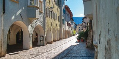 L’antica città-mercato di Egna con i suoi...