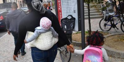 Non pagano la mensa: alla figlia solo tonno e c...