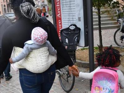 Non pagano la mensa: alla figlia solo tonno e cracker