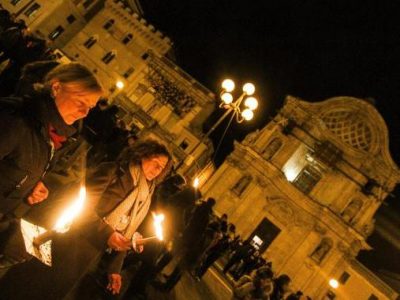 Dieci anni dopo il terremoto, fiaccolata all’Aquila con il premier Conte