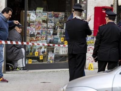 Gambizzati a colpi di pistola davanti a un bar di Cinecittà
