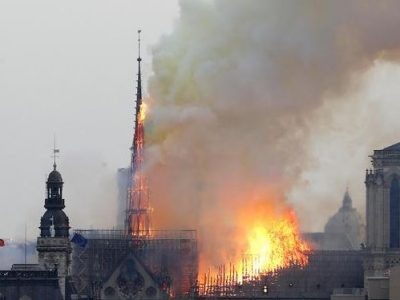 Tragedia a Parigi: la cattedrale di Notre-Dame in fiamme