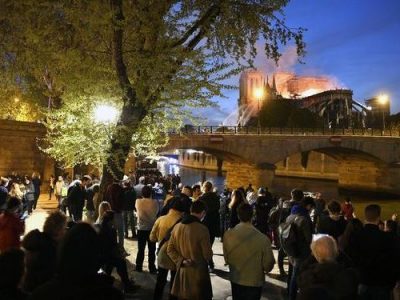 Macron: il peggio è evitato, ricostruiremo Notre-Dame