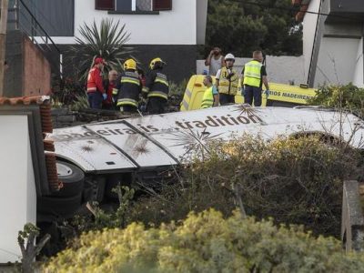Bus turistico si ribalta sull’isola di Madeira: 28 morti