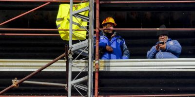 Protesta a Napoli: scesi dal campanile i due li...