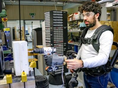Mani robotiche per rendere meno usurante il lavoro in fabbrica