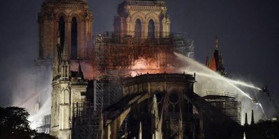 Notre-Dame, spento il rogo ora divampano le pol...