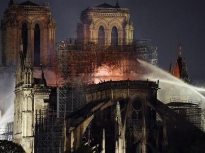 Notre-Dame, spento il rogo ora divampano le polemiche