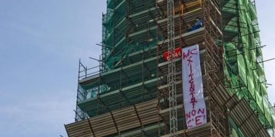 Salgono sul campanile dopo essere stati licenzi...