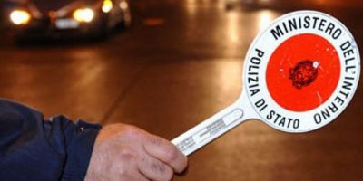 Folle inseguimento: tenta la fuga dalla polizia...