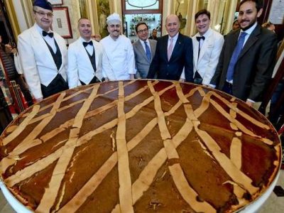 Napoli, pastiera da guinness: è la più grande del mondo