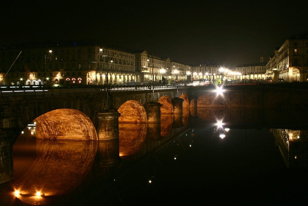 Piazza Vittorio Veneto illuminata di notte