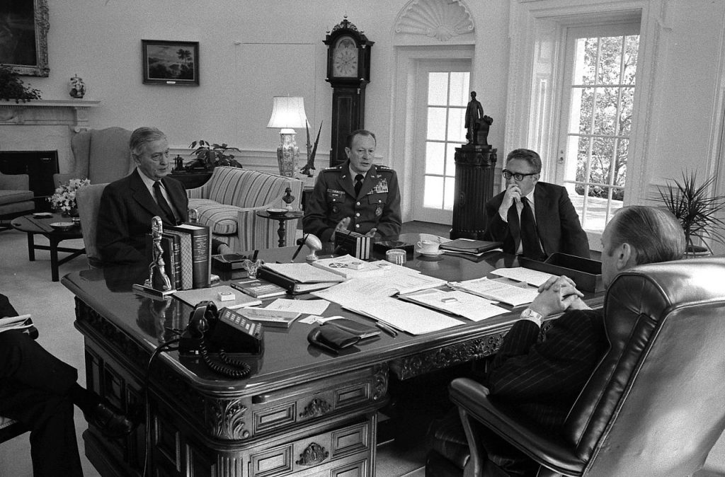 Incontro nello Studio Ovale tra il Presidente Gerald Ford, il Segretario di Stato Henry Kissinger, il Capo di Stato Maggiore Generale Frederick Weyand e Graham Martin, Ambasciatore in Vietnam.