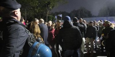 Proteste anti-nomadi a Roma: preso a calci pulmino